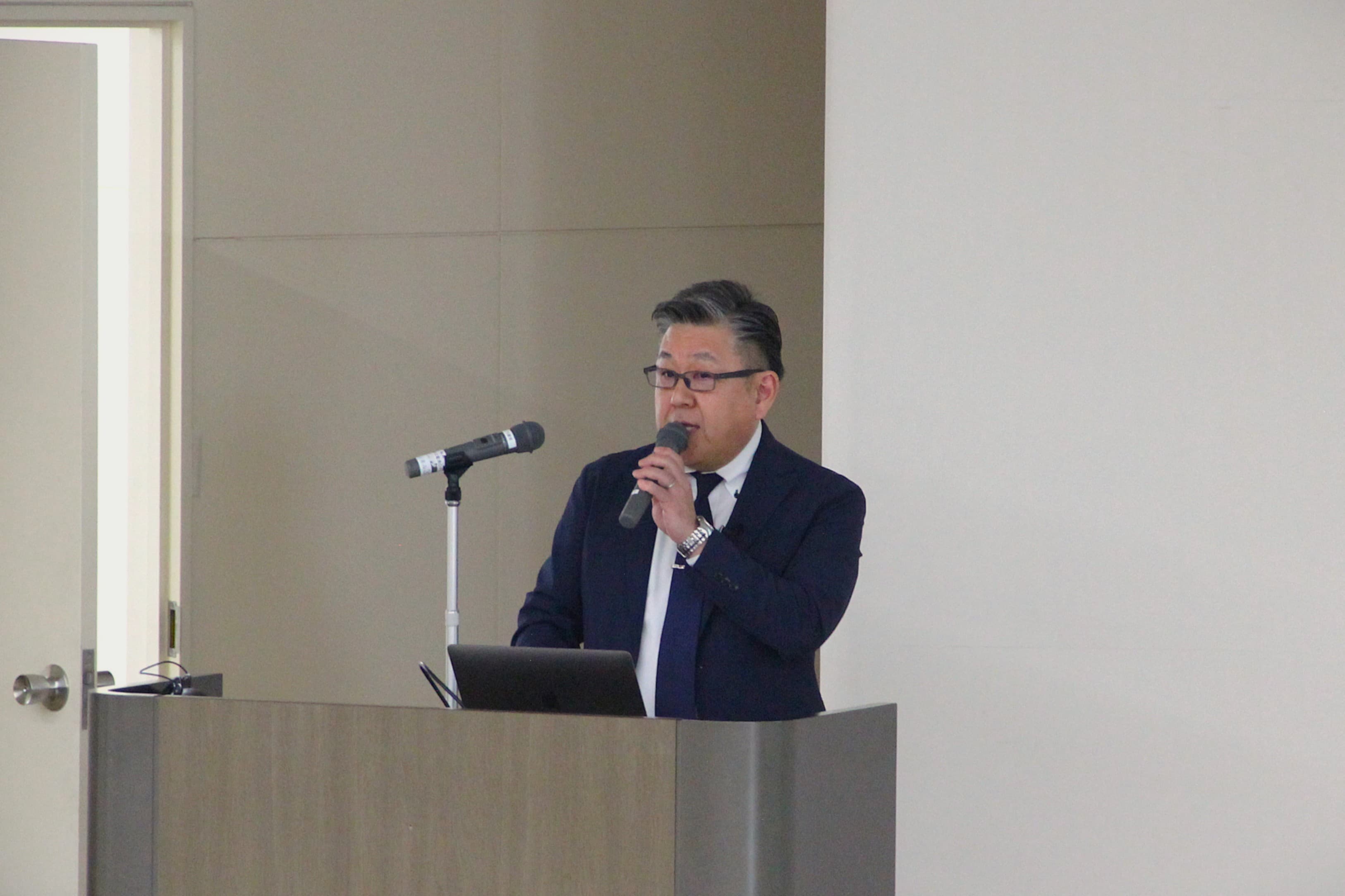 求人広告のチェックポイントについて解説する小野氏